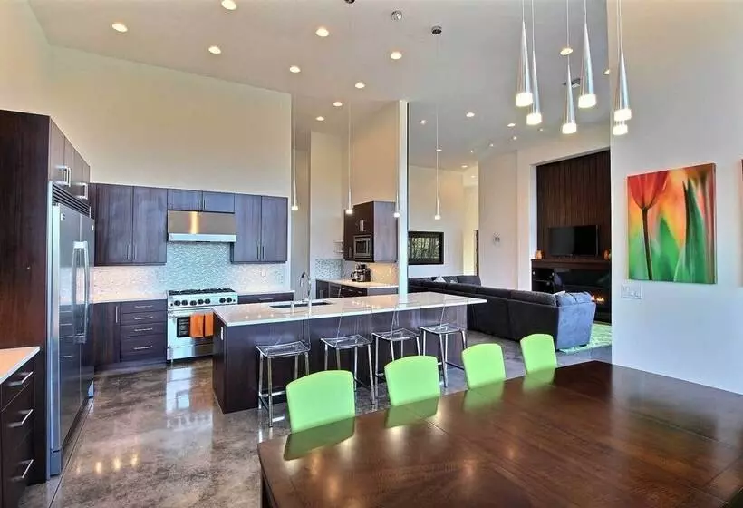 Pahto S Retreat  Luxe White Salmon Home: Hot Tub