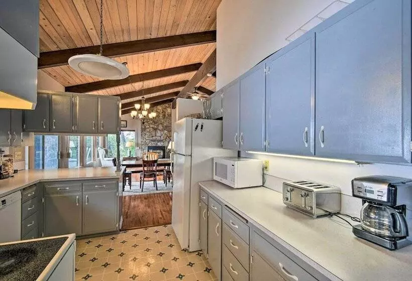 Quiet Beachfront Family Home W/ Mt. Rainier Views!