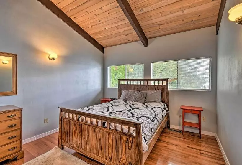 Quiet Beachfront Family Home W/ Mt. Rainier Views!