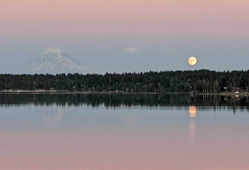 Quiet Beachfront Family Home W/ Mt. Rainier Views!