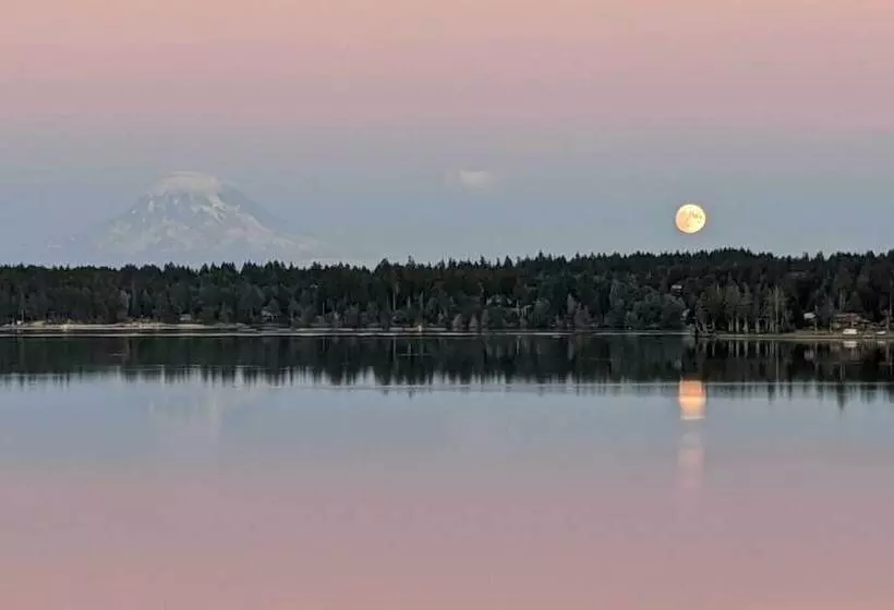 Quiet Beachfront Family Home W/ Mt. Rainier Views!