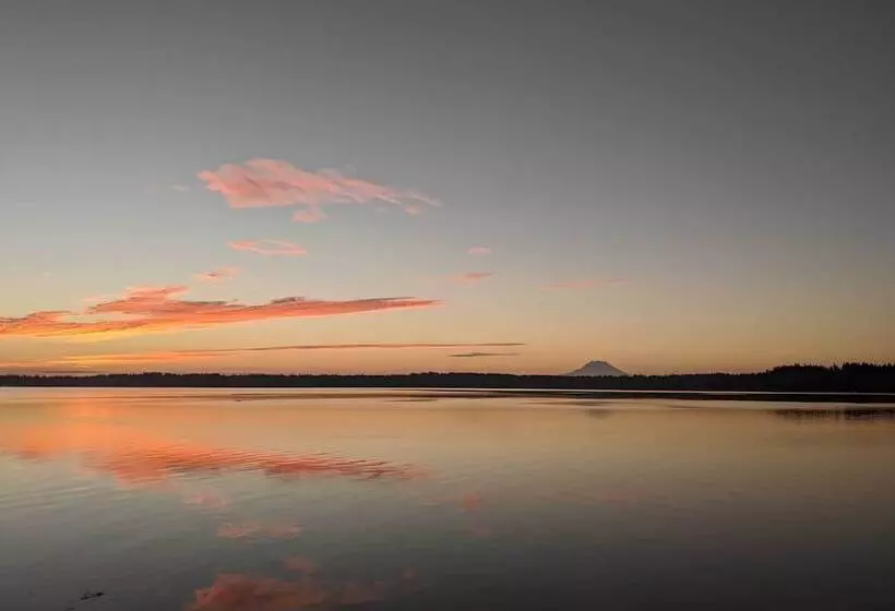 Quiet Beachfront Family Home W/ Mt. Rainier Views!