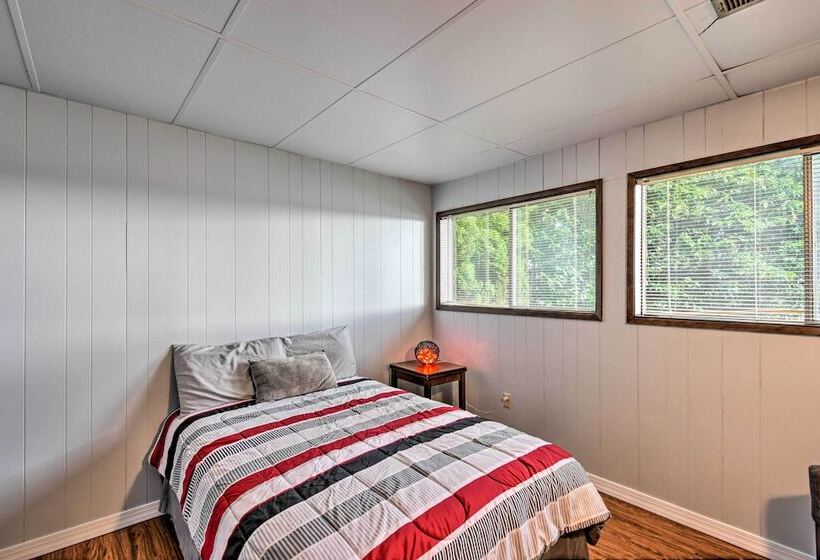 Quiet Beachfront Family Home W/ Mt. Rainier Views!