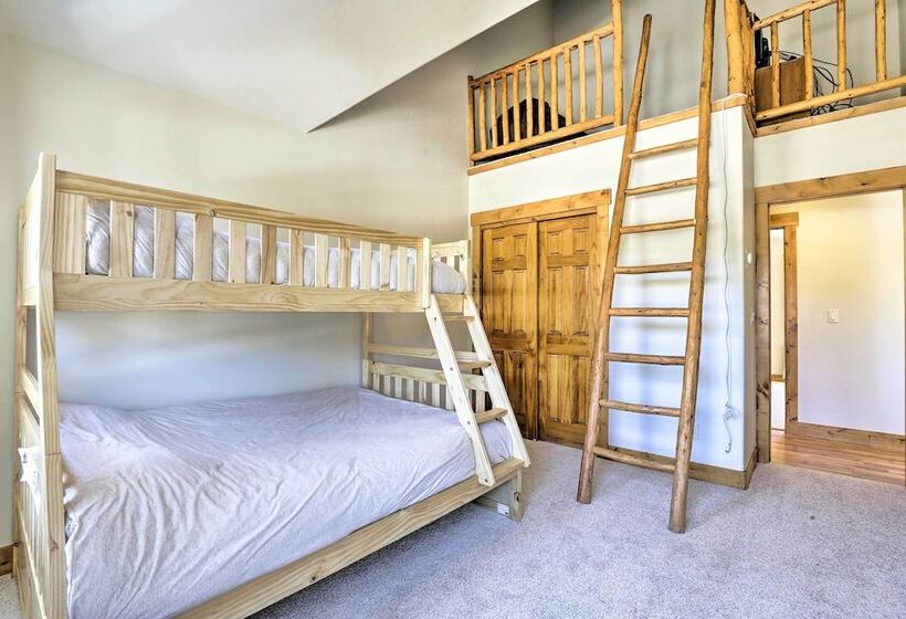 Rocky Bear Lodge  On 2 Acres Near Turquoise Lake