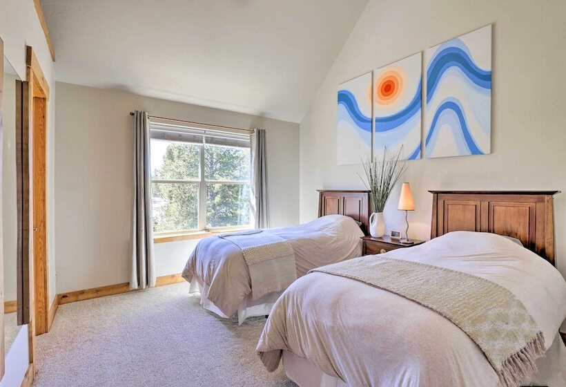 Rocky Bear Lodge  On 2 Acres Near Turquoise Lake