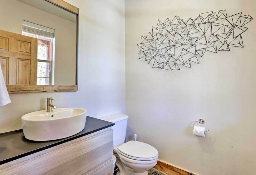 Rocky Bear Lodge  On 2 Acres Near Turquoise Lake