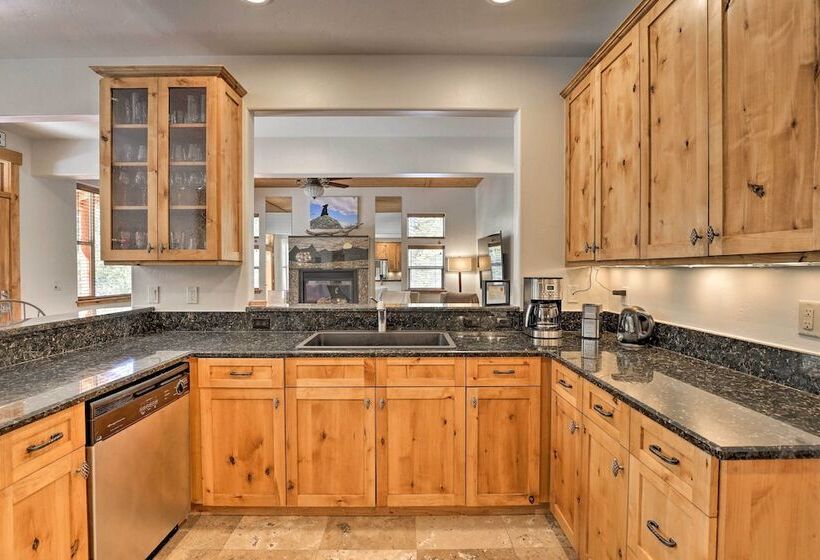 Rocky Bear Lodge  On 2 Acres Near Turquoise Lake