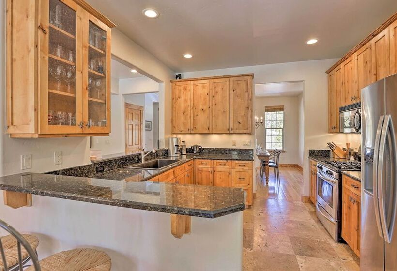 Rocky Bear Lodge  On 2 Acres Near Turquoise Lake