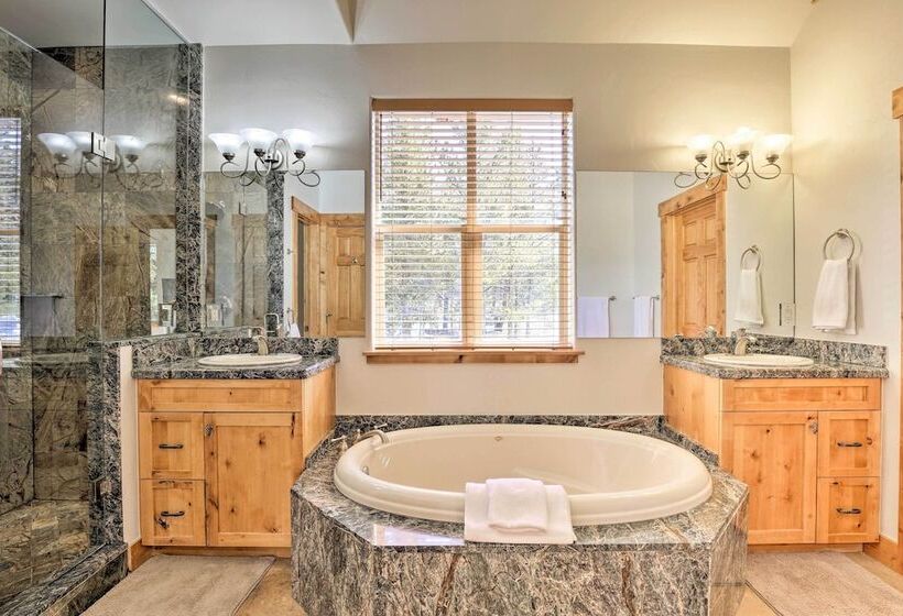 Rocky Bear Lodge  On 2 Acres Near Turquoise Lake