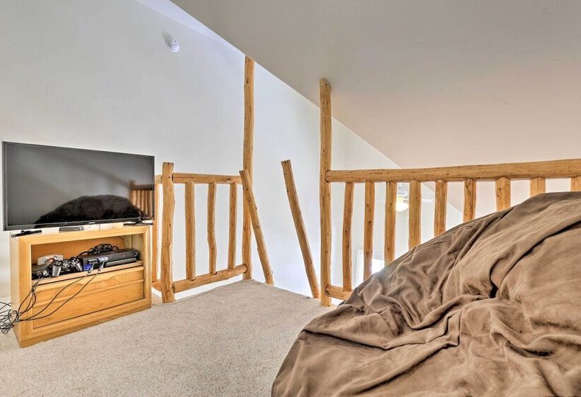 Rocky Bear Lodge  On 2 Acres Near Turquoise Lake