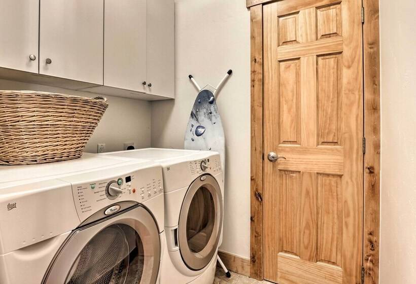 Rocky Bear Lodge  On 2 Acres Near Turquoise Lake