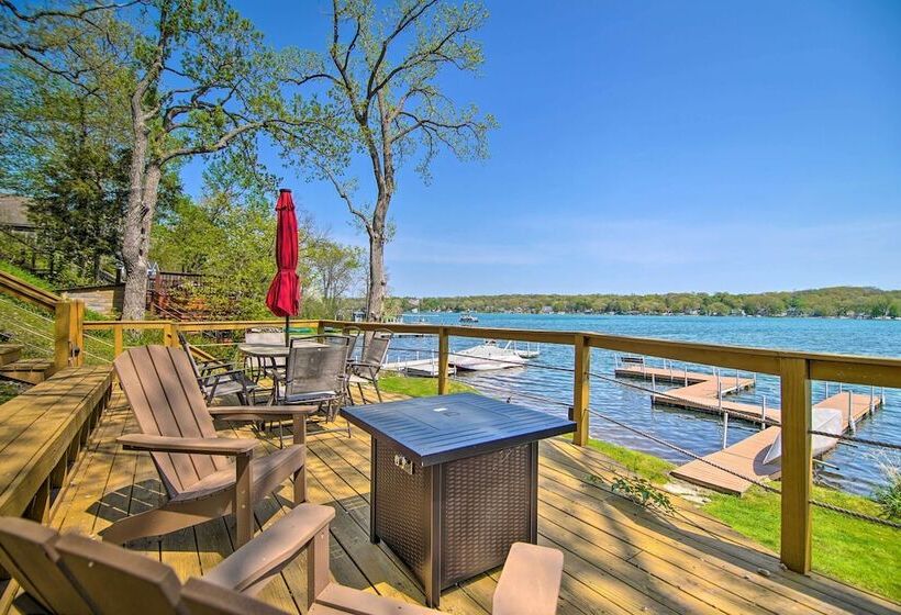 Serene Lakefront Escape: Boat Dock & Grill!