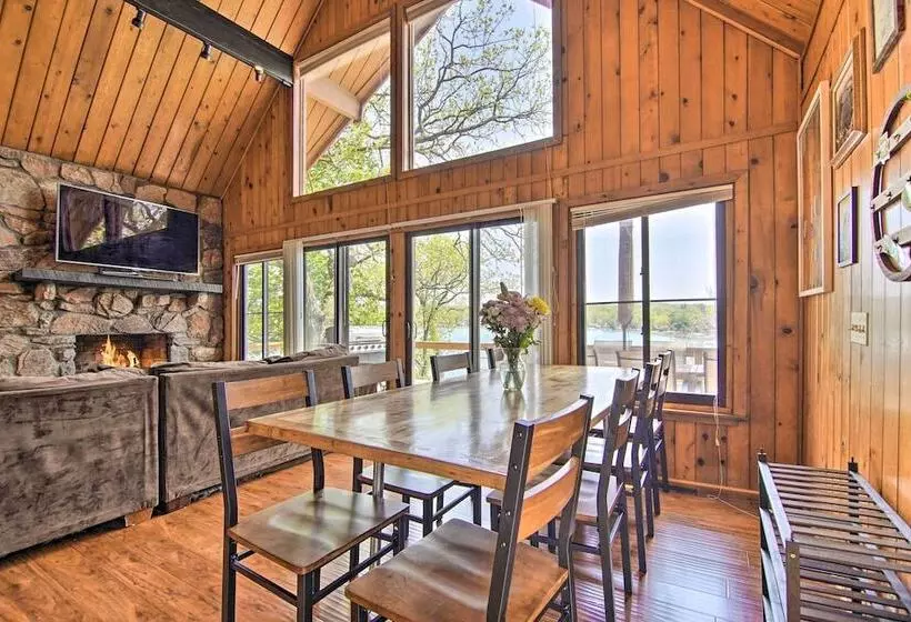 Serene Lakefront Escape: Boat Dock & Grill!