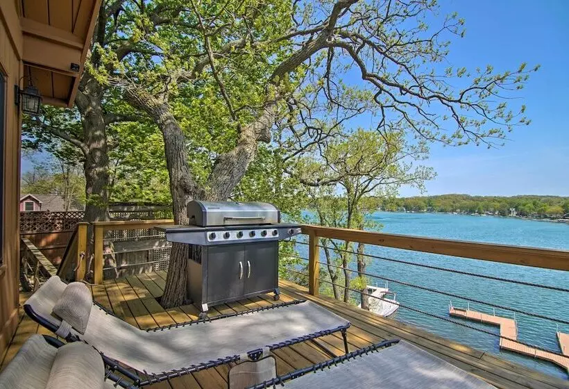 Serene Lakefront Escape: Boat Dock & Grill!