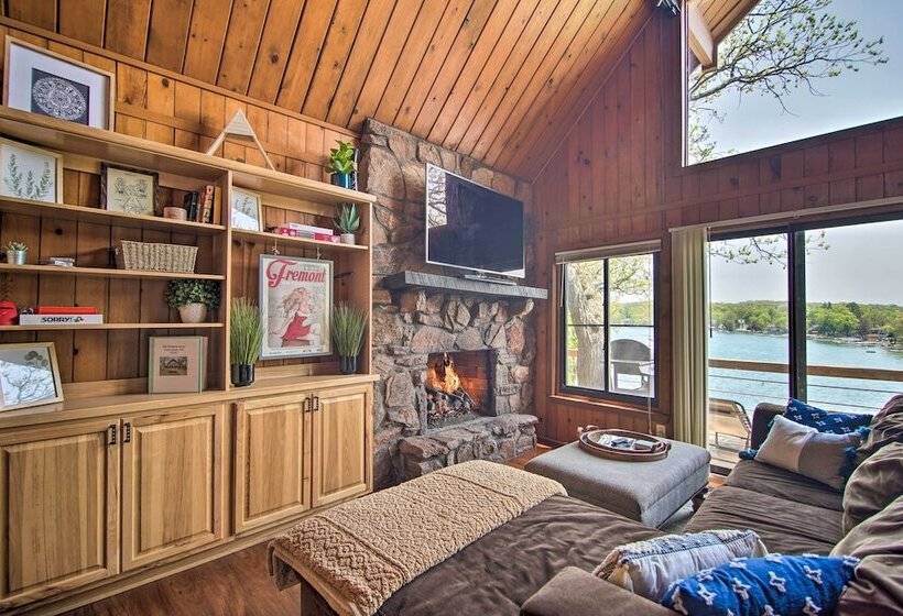 Serene Lakefront Escape: Boat Dock & Grill!