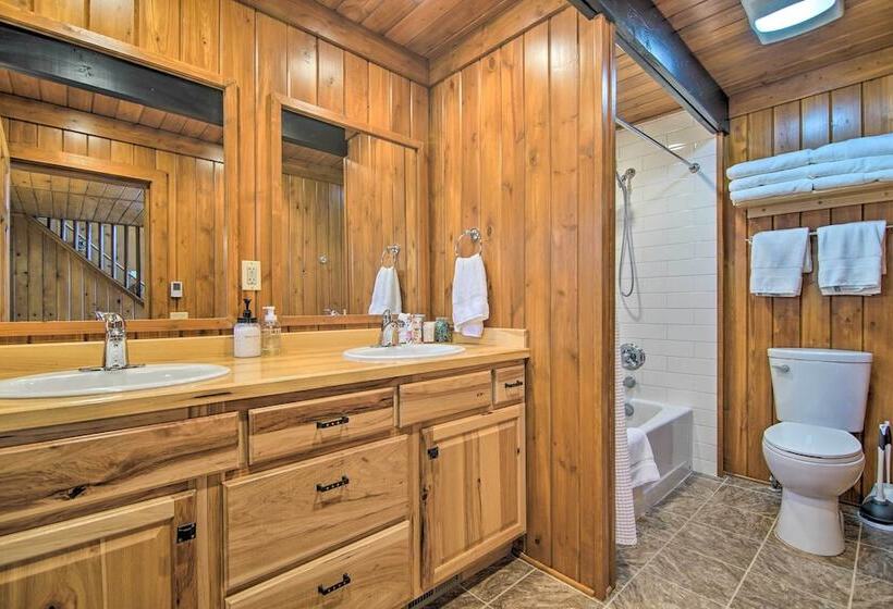 Serene Lakefront Escape: Boat Dock & Grill!