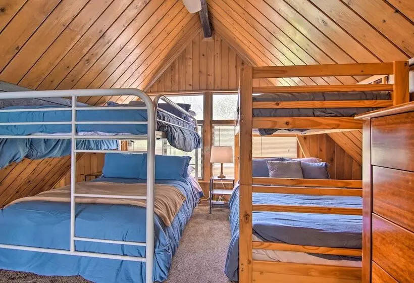 Serene Lakefront Escape: Boat Dock & Grill!