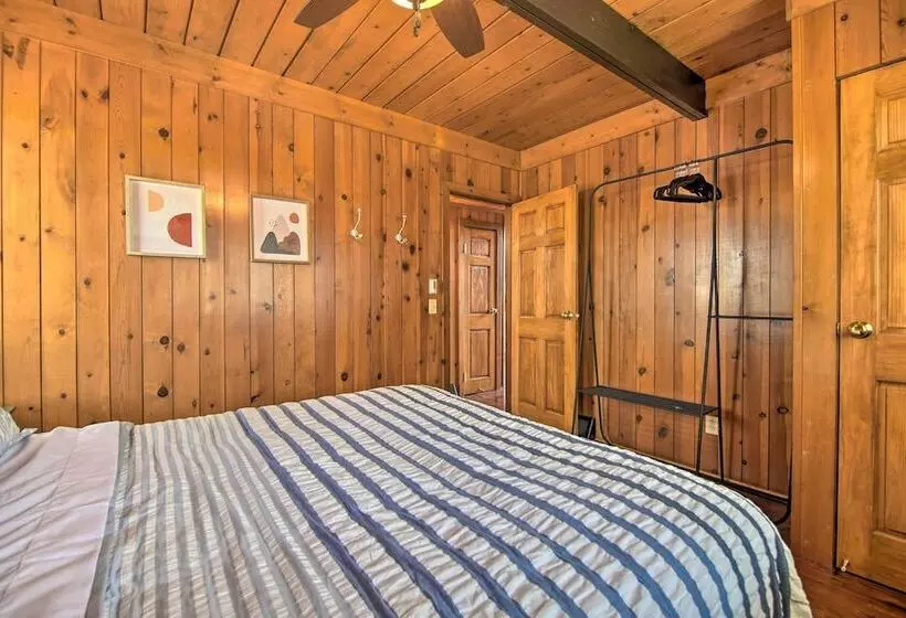 Serene Lakefront Escape: Boat Dock & Grill!