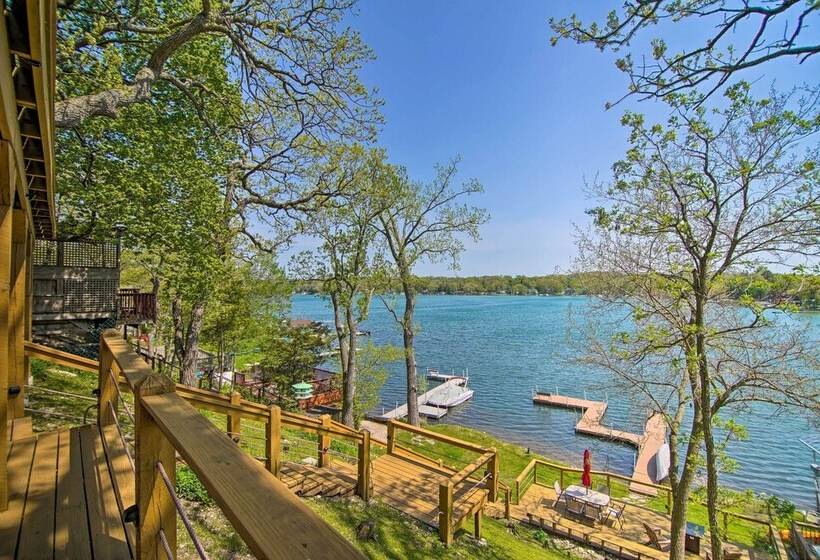 Serene Lakefront Escape: Boat Dock & Grill!