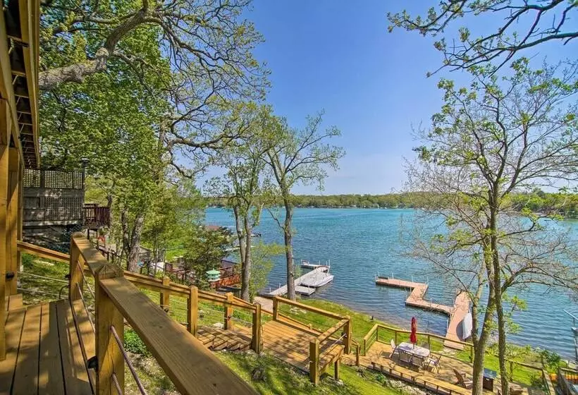 Serene Lakefront Escape: Boat Dock & Grill!