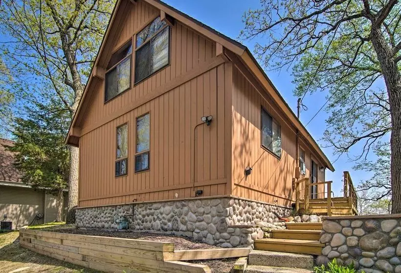 Serene Lakefront Escape: Boat Dock & Grill!