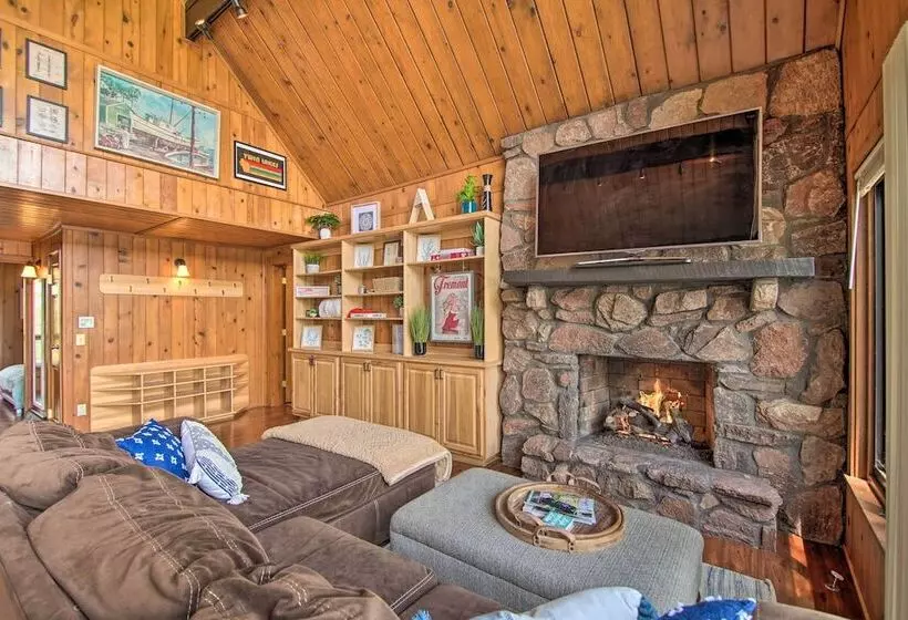 Serene Lakefront Escape: Boat Dock & Grill!