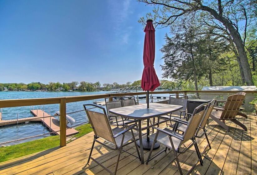 Serene Lakefront Escape: Boat Dock & Grill!