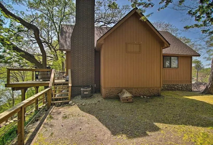 Serene Lakefront Escape: Boat Dock & Grill!