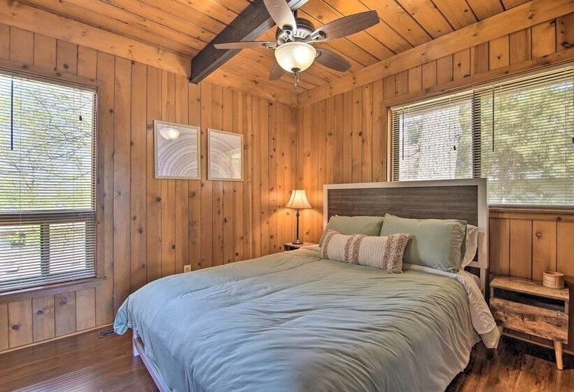 Serene Lakefront Escape: Boat Dock & Grill!