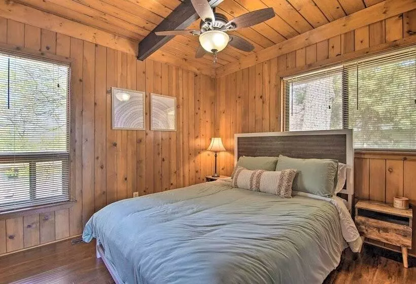 Serene Lakefront Escape: Boat Dock & Grill!