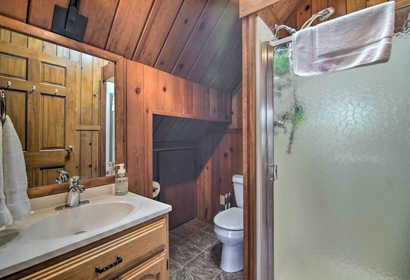 Serene Lakefront Escape: Boat Dock & Grill!