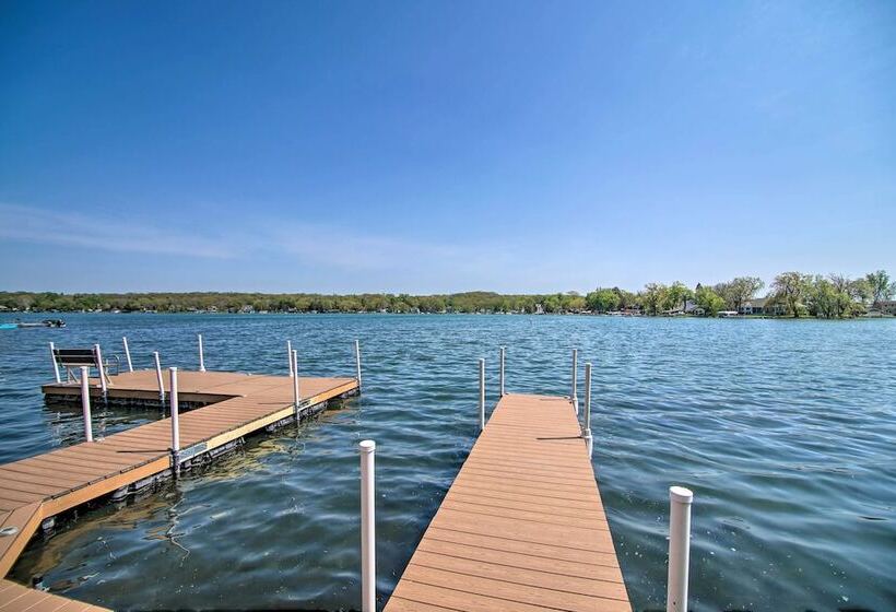Serene Lakefront Escape: Boat Dock & Grill!