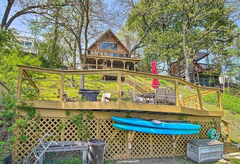 Serene Lakefront Escape: Boat Dock & Grill!