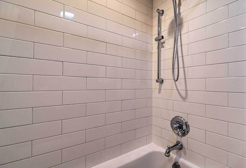 Serene Lakefront Escape: Boat Dock & Grill!