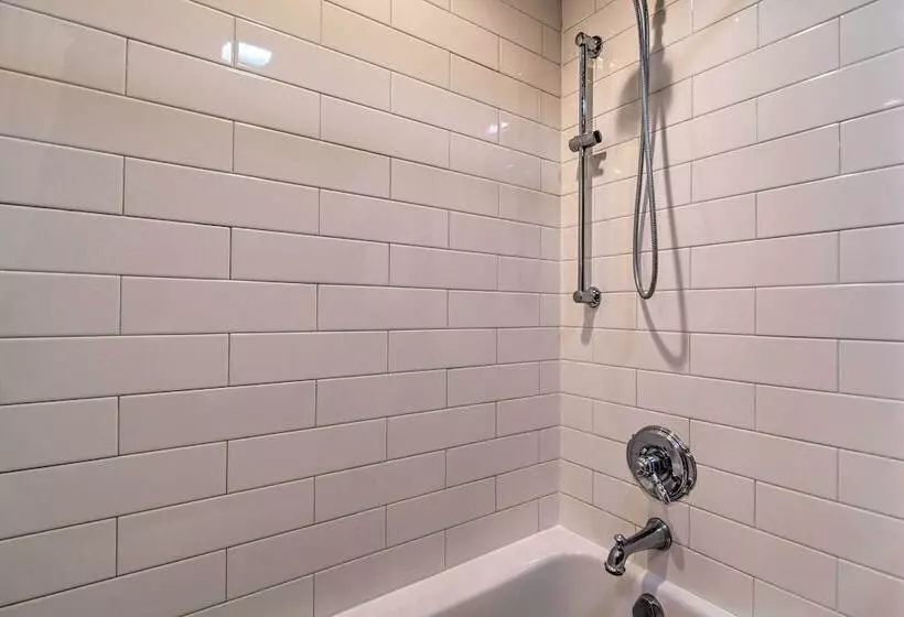 Serene Lakefront Escape: Boat Dock & Grill!