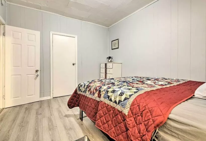 Springfield Vacation Rental: 1 Mi To Downtown