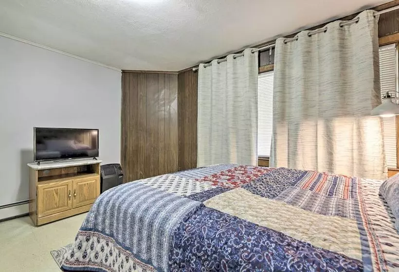 Springfield Vacation Rental: 1 Mi To Downtown