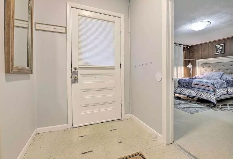 Springfield Vacation Rental: 1 Mi To Downtown
