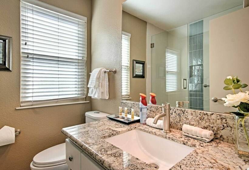 Stunning Home W/ Private Oasis 1 ½ Mile To Strip