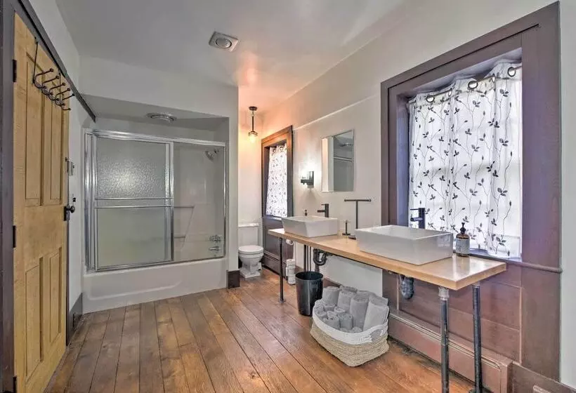 Timeless Winesburg Farmhouse W/ Deck