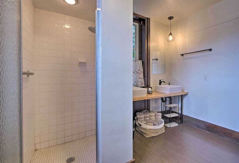 Timeless Winesburg Farmhouse W/ Deck