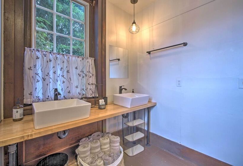 Timeless Winesburg Farmhouse W/ Deck