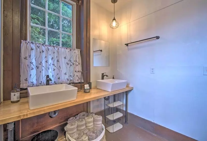 Timeless Winesburg Farmhouse W/ Deck