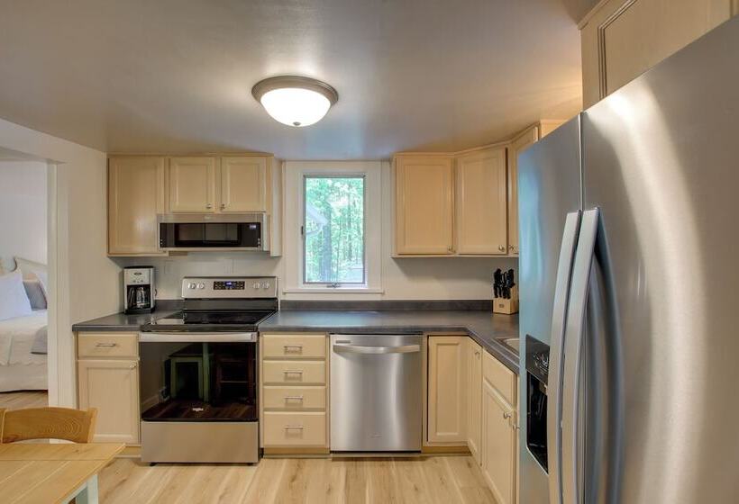 Updated Home W/ Deck: 2 Mi To Sister Bay Beach!