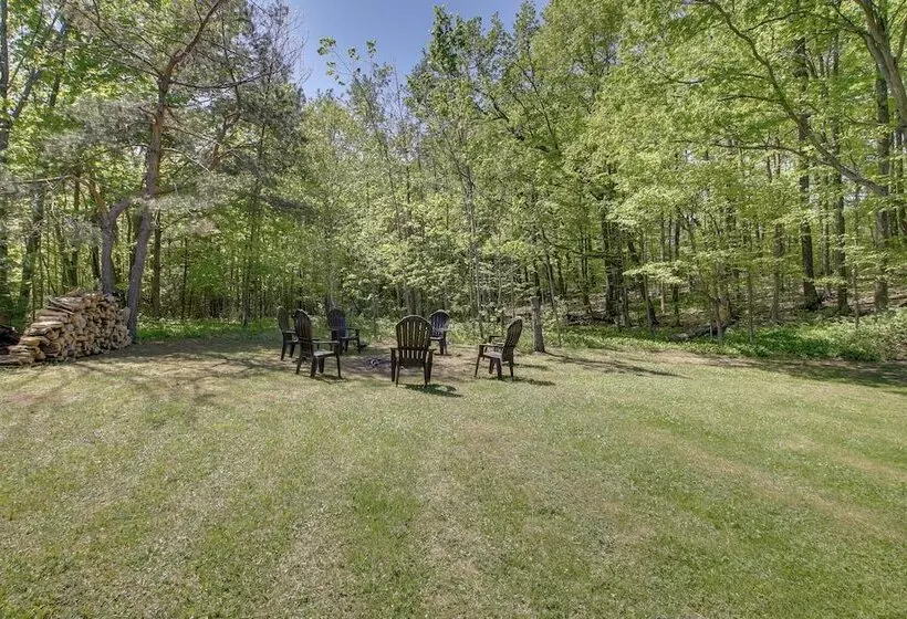 Updated Home W/ Deck: 2 Mi To Sister Bay Beach!