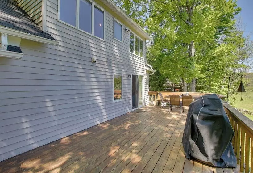 Updated Home W/ Deck: 2 Mi To Sister Bay Beach!
