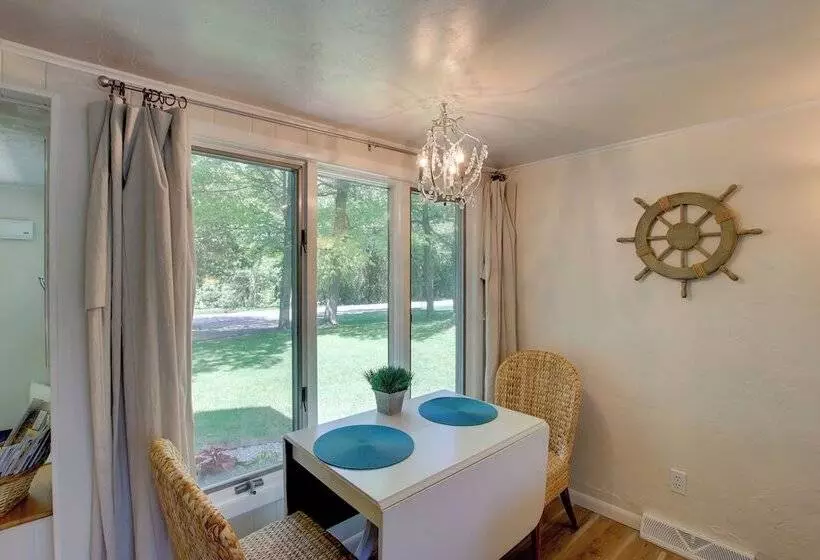 Updated Home W/ Deck: 2 Mi To Sister Bay Beach!