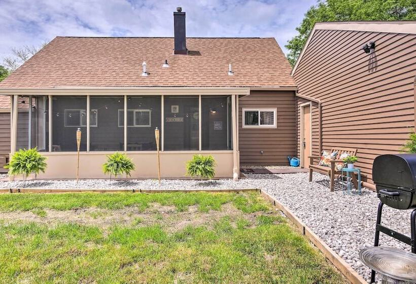Ashtabula Home Near Walnut Beach + Eateries!