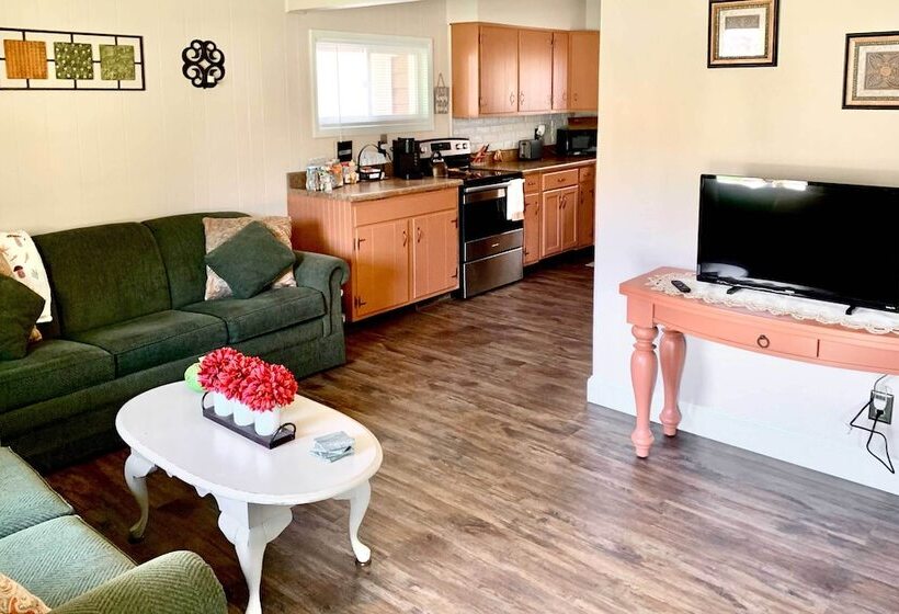 Ashtabula Home Near Walnut Beach + Eateries!