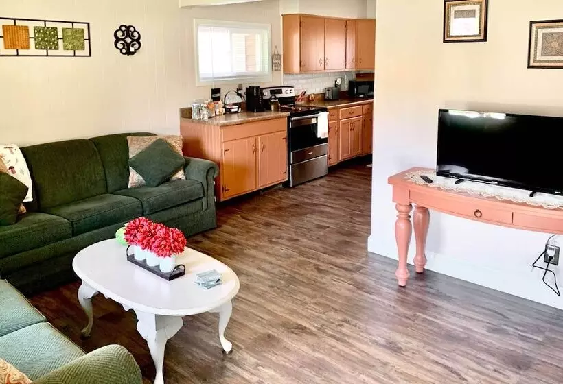 Ashtabula Home Near Walnut Beach + Eateries!